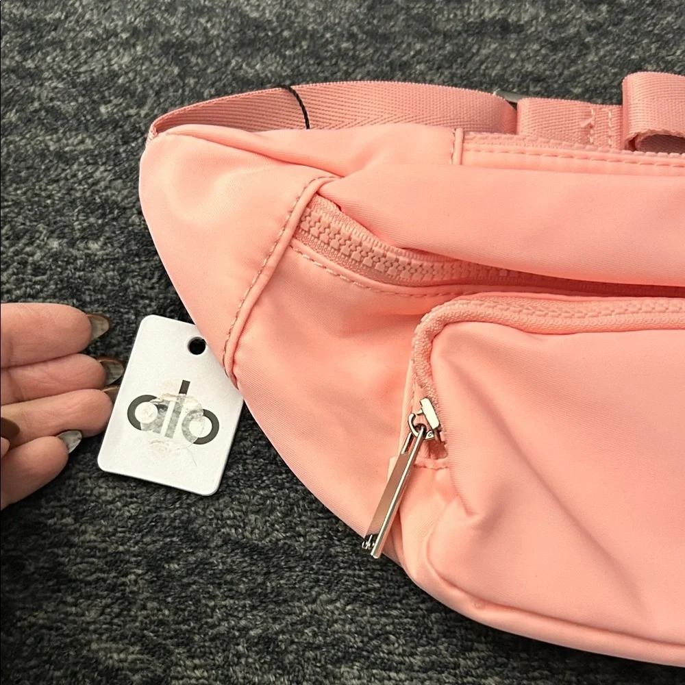 ALO Yoga chic light